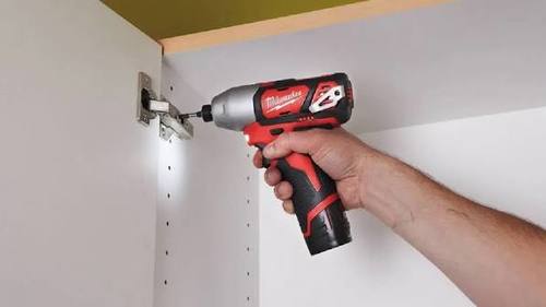 מברגת אימפקט 12V + פנס כולל 2 סוללות 2AH ומטען מבית milwaukee מילווקי