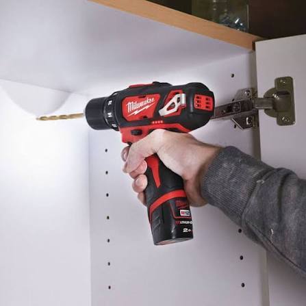 מברגה / מקדחה 12V + פנס כולל 2 סוללות 2AH מבית Milwaukee מילווקי