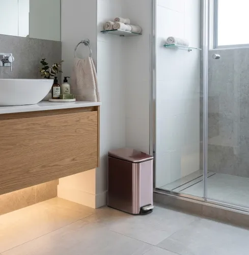 פח פרימיום מלבני 5 ליטר - רוז גולד - פח לשירותים מתוך קולקציית פחי אשפה לשירותים (מבט מהצד) - מתאים לשדרוג מראה האמבטיה בקלות ובמהירות