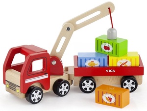 משאית עם נגרר ומנוף מגנטי מעץ
