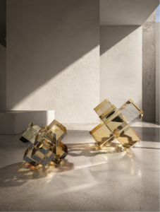 זוג דקורציות מקריסטל בגוון אמבר דגם Amber Cubes