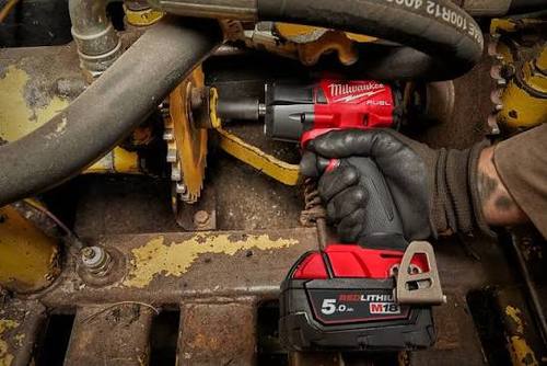 מפתח רטיטה M18 FMTIW2F12 D1/2 כולל סוללה 5AH מבית Milwaukee מילווקי