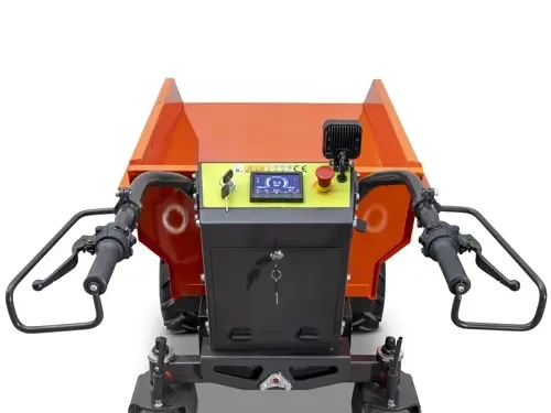 עמדת השליטה של מריצה חשמלית DELEKS ME500EL עם צג בקרה, ידיות הפעלה ומפתח התנעה