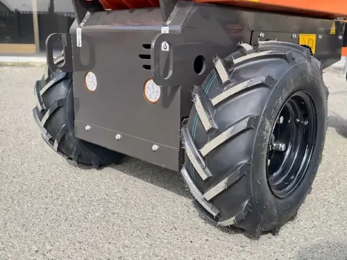 גלגלי ההנעה הפנאומטיים הרחבים של מריצה חשמלית DELEKS ME500EL ליציבות ואחיזה בתנאי שטח