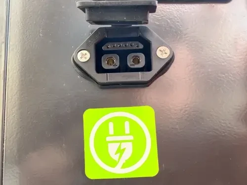 שקע טעינה לסוללת הליתיום של מריצה חשמלית DELEKS ME500EL
