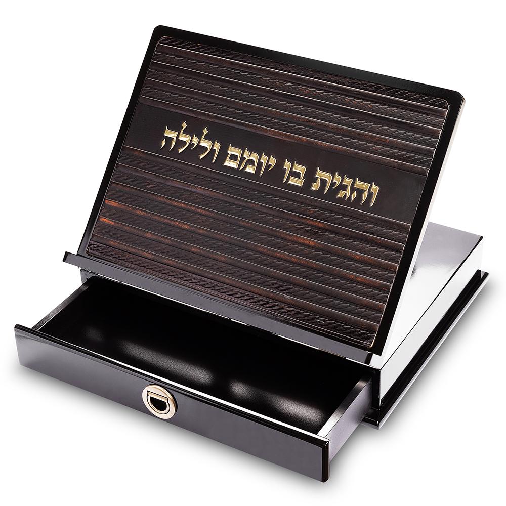 שטנדר מעץ עם פלקטה דמוי עור ומגירה 38x30 ס"מ