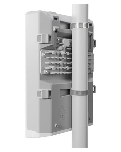 מתג חיצוני 18 יציאות עם 16 יציאות PoE-Out וחיבורי SFP+ מבית Mikroti