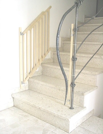 שער בטיחות מתקפל מעץ למקומות צרים ולגרמי מדרגות איזי גייט EASYGATE