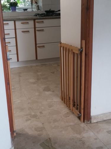 שער בטיחות מתקפל מעץ למקומות צרים ולגרמי מדרגות איזי גייט EASYGATE