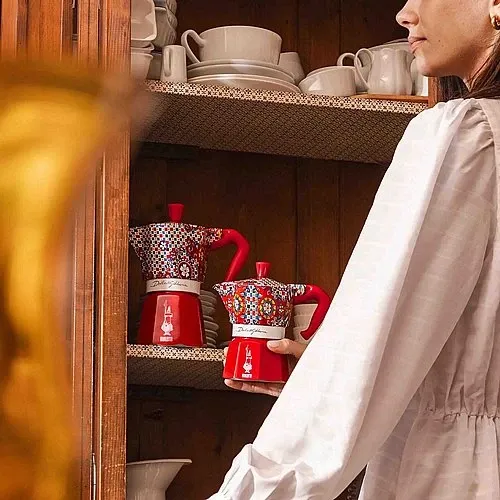פרטי העיצוב של מקינטת Bialetti Moka Express Dolce Gabbana Sicilian Cart