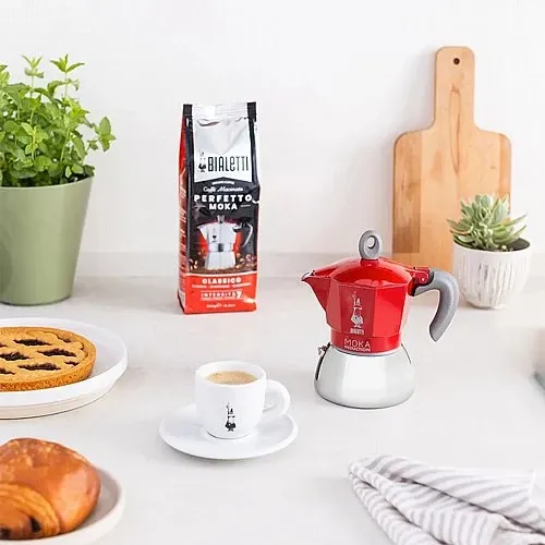 מקינטה Bialetti Moka Induction אדומה ל-2 כוסות על כיריים אינדוקציה במטבח