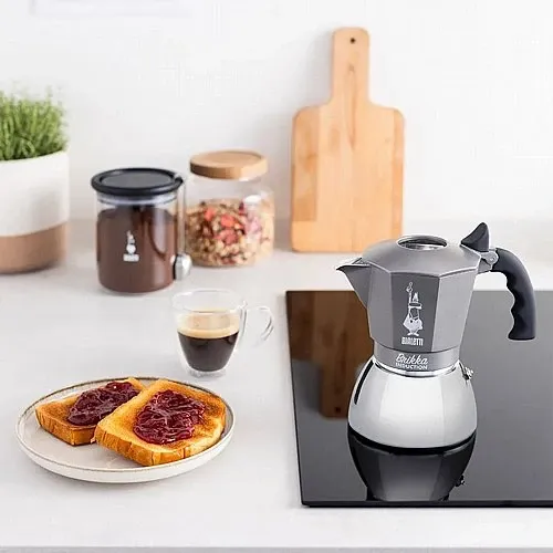 מקינטת Bialetti Brikka Induction על כיריים אינדוקציה עם שכבת קרמה טבעית
