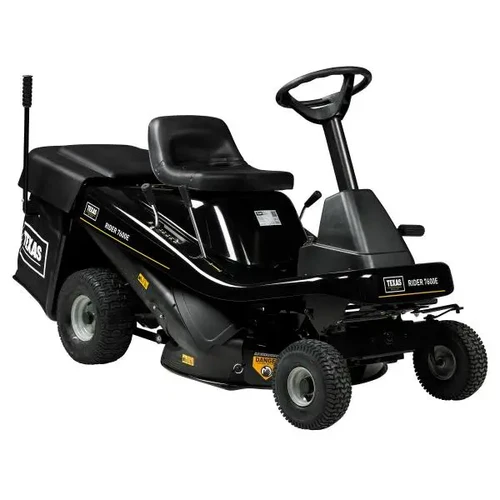 ‏מבט קדמי על טרקטורון כיסוח דשא TEXAS EQUIPMENT Rider 7600E עם רוחב כיסוח 76 ס
