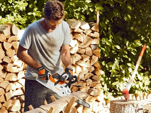שימוש במסור שרשרת נטען STIHL MSA 60 C לחיתוך עצים ובולי עץ בגינה
