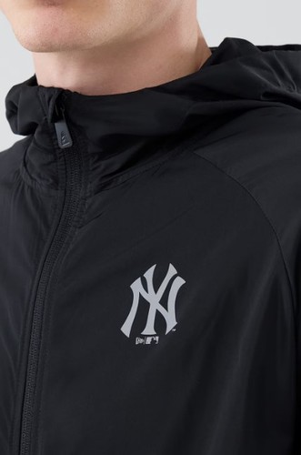 ג'קט ניו ארה New Era Core Plus Lightweight Hooded Windbreaker | גברים