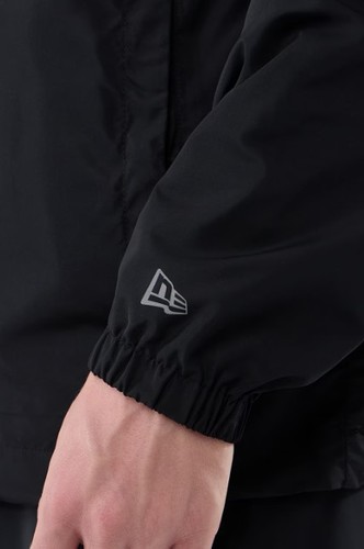 ג'קט ניו ארה New Era Core Plus Lightweight Hooded Windbreaker | גברים