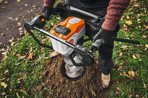 מקדח אדמה STIHL BTA 140 בעבודה לקידוח בור באדמה