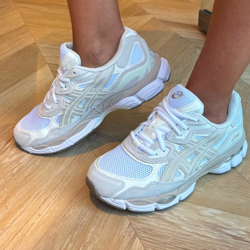 נעל ASICS מידות 36-42 לנשים בגוון לבן-קרם