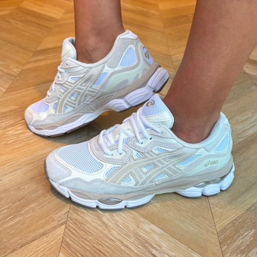 נעל ASICS מידות 36-42 לנשים בגוון לבן-קרם - מבט צד