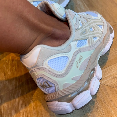 נעל ASICS מידות 36-42 לנשים בגוון לבן-קרם - תקריב