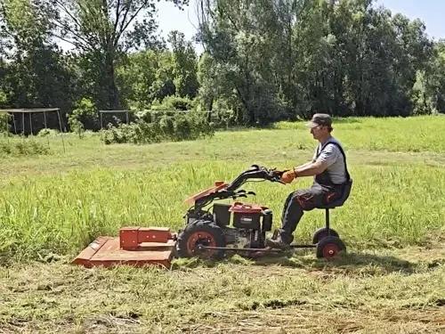 מכסחת עשבייה ודשא DELEKS LM80 מחוברת לטרקטור דו-גלגלי ZEUS לכיסוח שטחים ירוקים ועשבייה