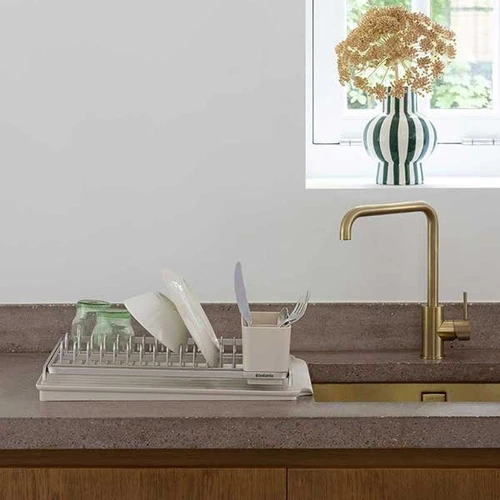 מתקן לייבוש כלים גדול - בז׳ עדין Brabantia - מתקן לסכום - על השיש