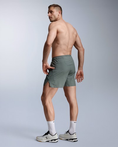 1. מכנסי אימון 2XU Motion 5 Inch ללא בטנה