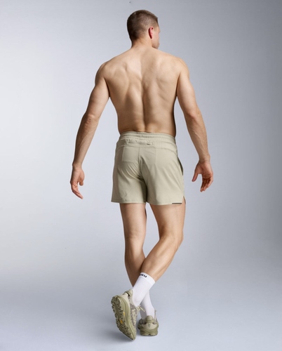 1. מכנסי ריצה 2XU Aero 5 Inch עם בטנה פנימית