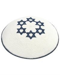 UK15241 -  כיפה סרוגה לבן 6 מגיני דוד כחול 16. 5 ס