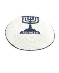 UK15243 - כיפה סרוגה לבן מנורה כחול 16.5 ס