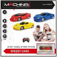 מכונית שלט מטפסת על קירות צבע כחול