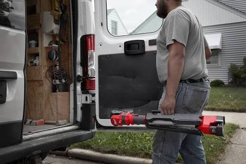 עמוד תאורה 12V נטען M12 SAL כולל 2 סוללות 4AH ומטען מבית Milwaukee מילווקי