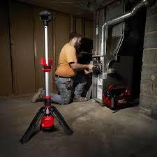 עמוד תאורה 12V נטען M12 SAL כולל 2 סוללות 4AH ומטען מבית Milwaukee מילווקי