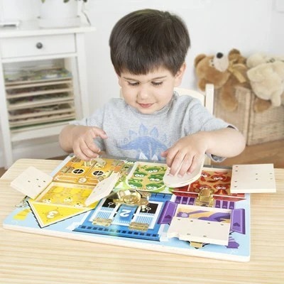 לוח מנעולים מעץ מבית מליסה ודאג Melissa and Doug