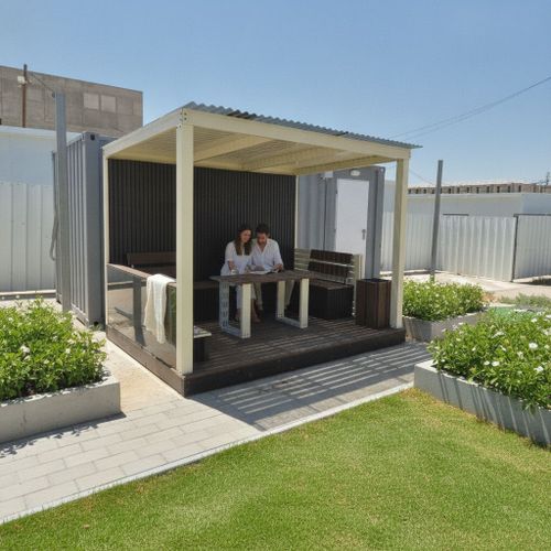 פינת רווחה מקורה מאלומיניום עם ספסל, שולחן ואדנית, לבן – דגם אננס