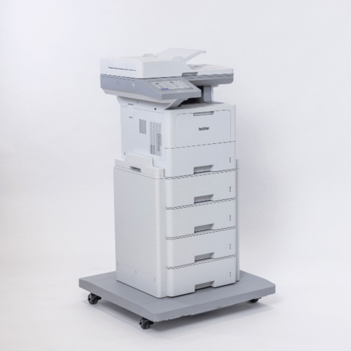 מדפסת לייזר משולבת שחור לבן Brother MFC-L6910DN – בתצורה עומדת עם מגירות נייר נוספות ובסיס גלגלים (אופציונליים)