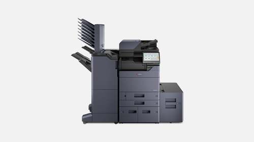 מדפסת לייזר משולבת שחור לבן KYOCERA TASKalfa 7004i – מבט קדמי עם יחידת גימור ומגשי נייר