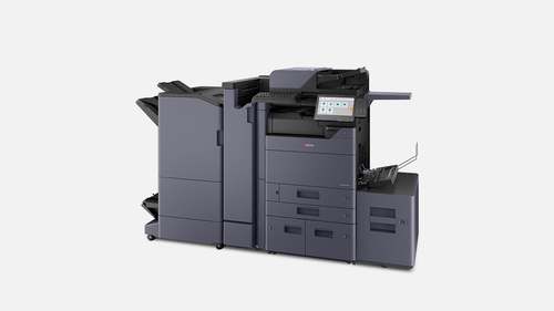 מדפסת לייזר משולבת שחור לבן KYOCERA TASKalfa 7004i – מבט בזווית עם יחידת גימור ומעטפת
