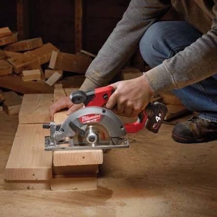 מסור עגול נטען 12V כולל 2 סוללות 2AH ומטען מבית Milwaukee מילווקי FCS442-502X