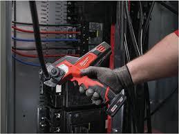 חותך כבלים וחטי חשמל נטען 12V כולל 2 סוללות 2AH ומטען מבית Milwaukee מילווקי