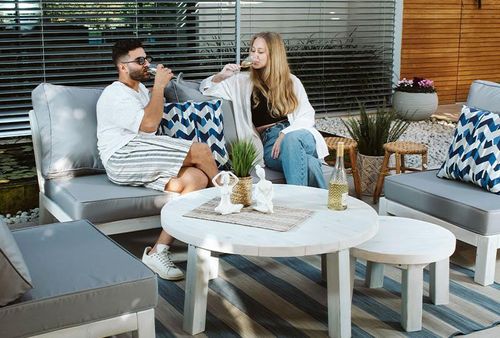 שולחן קפה עגול גדול מעץ אורן לגינה ולמרפסת – דגם ארל – תמונה 3