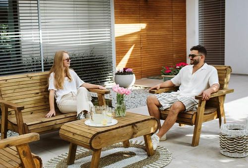 כורסת עץ עם מושב מעוגל – לגינה ולמרפסת – דגם קטניה