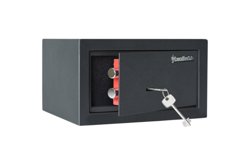 כספת ExecutiveSafe CS-1 – מבט אלכסוני עם דלת פתוחה חלקית ומפתח