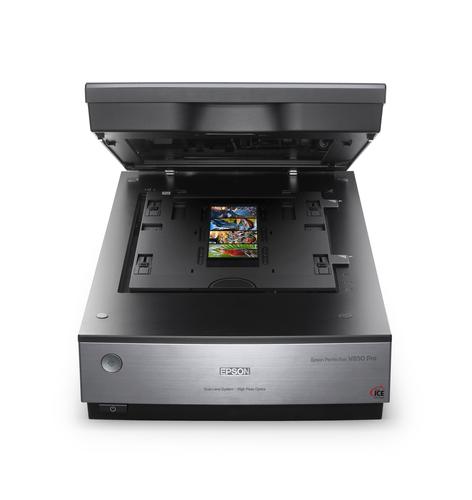 סורק Epson Perfection V850 Pro – מכסה פתוח עם מחזיק פילם על משטח הסריקה
