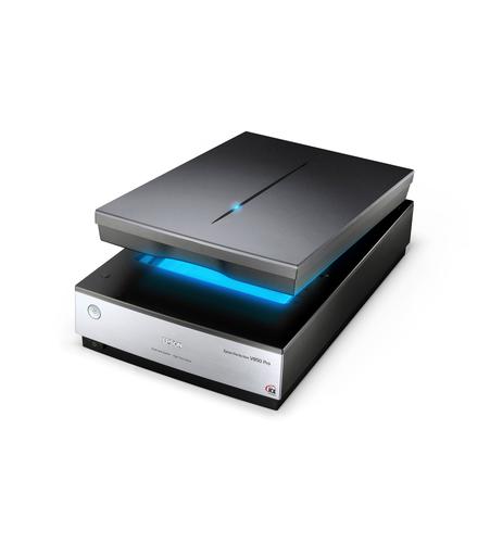 סורק Epson Perfection V850 Pro – מבט בזווית עם מכסה מורם ותאורת סריקה