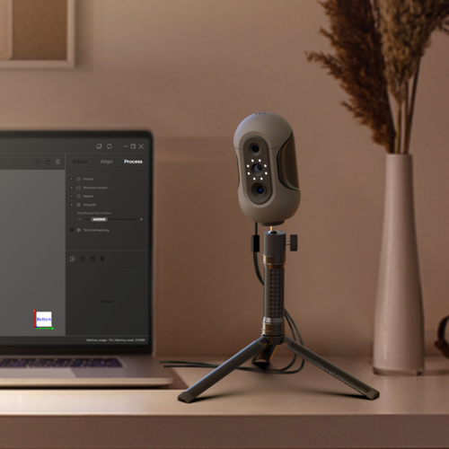 סורק תלת מימד 3DMakerpro Mole – על חצובה ליד מחשב נייד