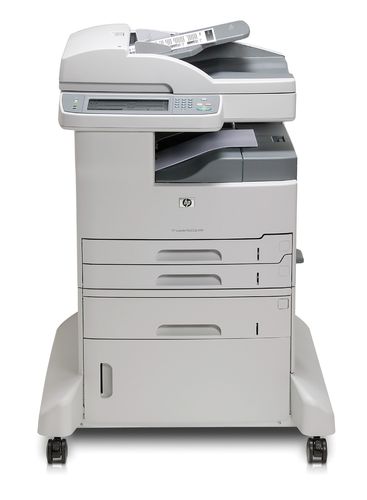 מדפסת לייזר משולבת HP LaserJet M5035x MFP – מבט מלפנים עם מגשים ועמדה