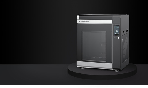 מדפסת תלת מימד Flashforge Creator 4-S – על במה ברקע כהה
