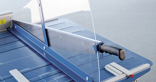 גליוטינה Dahle 580 – תקריב מגן הבטיחות השקוף וידית הלהב