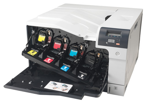 מדפסת לייזר צבעונית HP Color LaserJet Professional CP5225dn – דלת קדמית פתוחה עם מחסניות הטונר